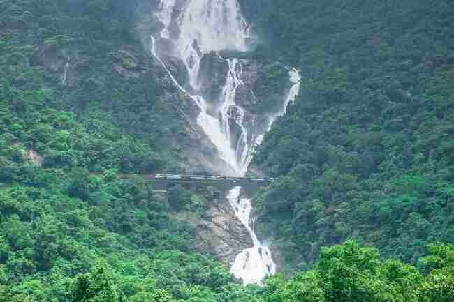 goa-me-dudhsagar-aaterfalls-par-ghume